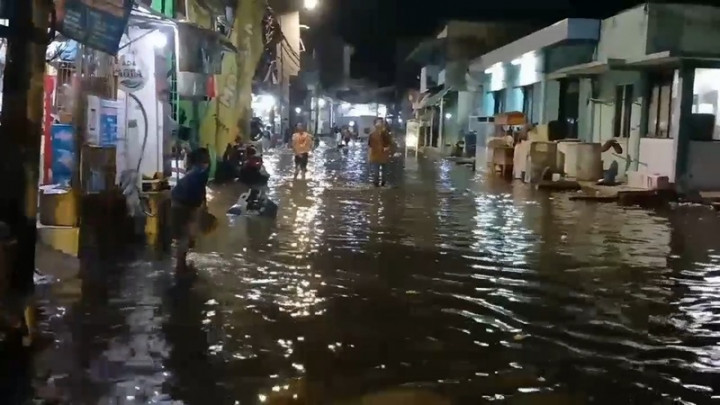 Muara Angke Dilanda Banjir Rob