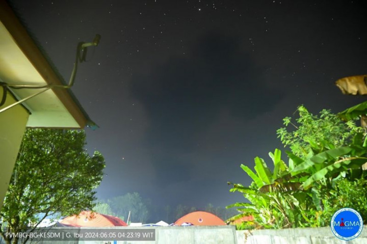 Abu Vulkanis Erupsi Gunung Ibu Membubung Capai 5 Kilometer