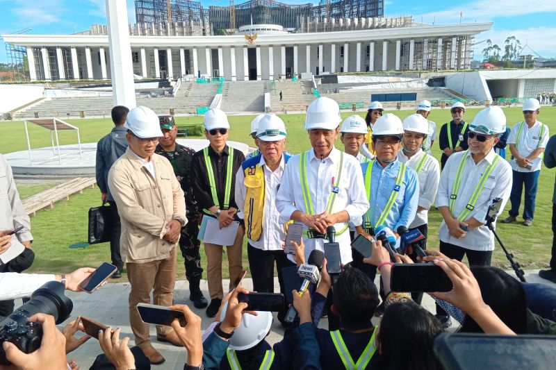 residen Joko Widodo memberikan keterangan pers di depan Istana Negara Kawasan Ibu Kota Nusantara, Penajam Paser Utara, Kalimantan Timur, Rabu (5/6/2024). (ANTARA/dok)