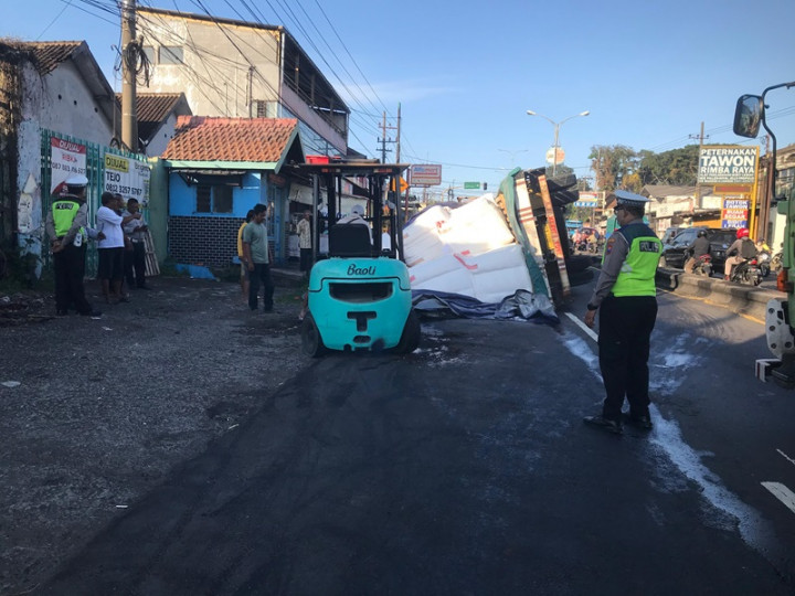 Jalur Surabaya-Malang Tersendat usai Truk Terguling di Lawang