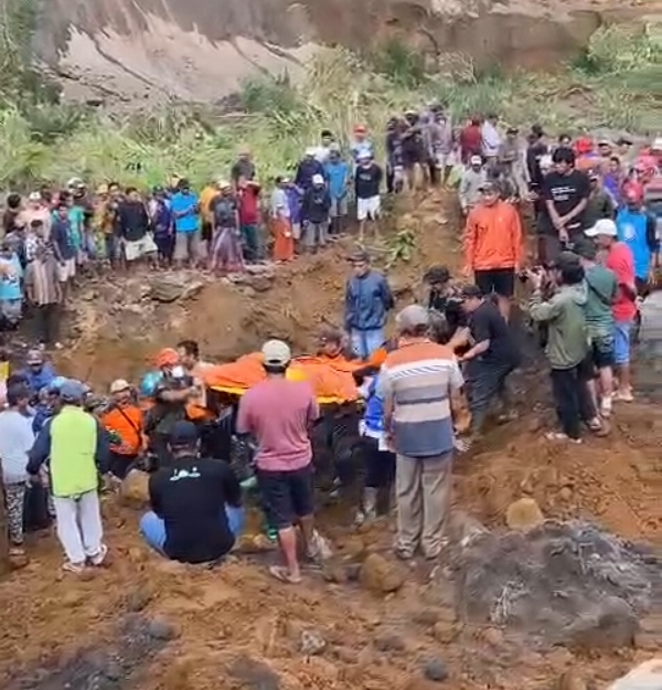 Pencarian Penambang Pasir Tertimbun Longsor di Lumajang Terkendala Kerumunan Warga