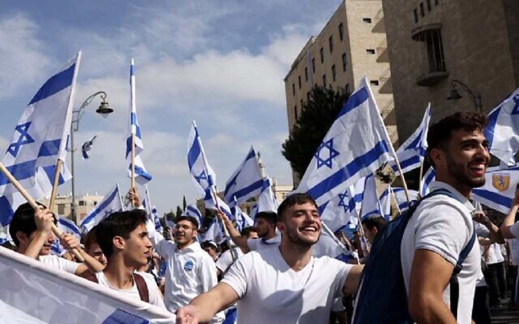 Ribuan orang mengikuti pawai bendera Israel di Yerusalem pada 2023. (AFP)