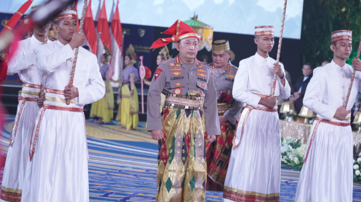 Kapolri Diberi Gelar Adat-Pusaka Dewan Adat dan Kerajaan di Sulawesi Selatan