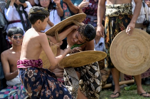 Melihat Tradisi Perang Pandan di Desa Tenganan Bali