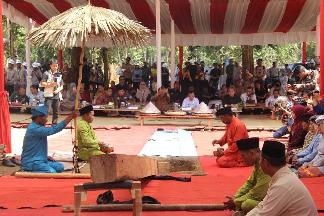 Prosesi Tegak Tiang Tuo memikat audiens di prosesi revitalisasi KCBN Muarajambai.  (Foto: Dok. Istimewa)