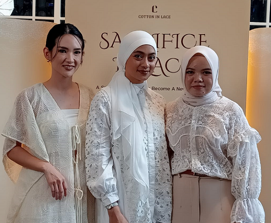 Ki-ka: Steffi Leonard, Ayudia Chaerani, dan Nadia Ladilafani dalam peluncuran koleksi 'Sacriface In Lace' by Cotton In Lace. (Foto: Dok. Yuni Yuli)
