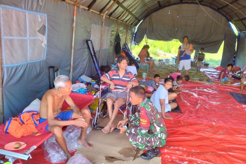 BPBD bersama Satgas Penanganan Erupsi Gunung Ibu terus membantu sebanyak 2.053 jiwa warga masih berada di areal pengungsian yang telah disediakan pemkab setempat, Kamis (6/6/2024). ANTARA/Abdul Fatah 