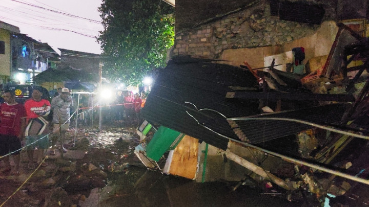 Kesaksian Pemilik Rumah yang Amblas Akibat Pipa PDAM Pecah di Bandung