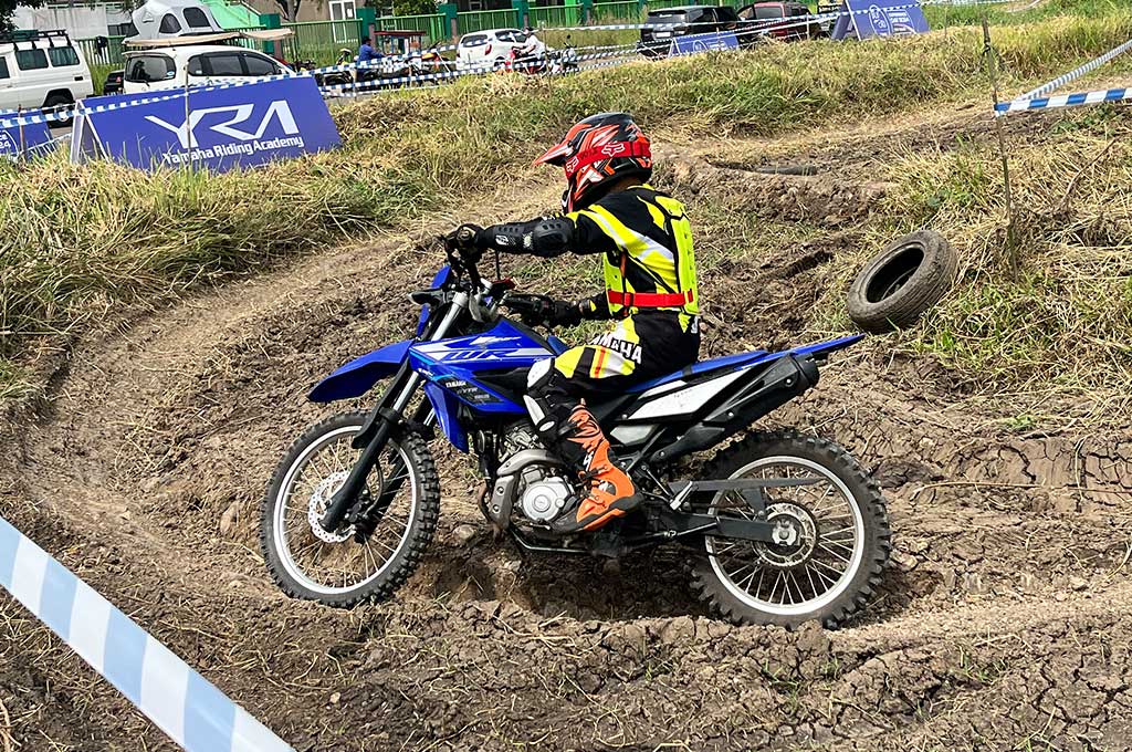 Tips berkendara motor trail butuh pengetahuan khusus agar tetap aman saat trabasan atau enduro. Alza-PR