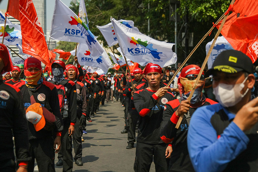Massa Tolak Tapera Padati Kawasan Patung Kuda