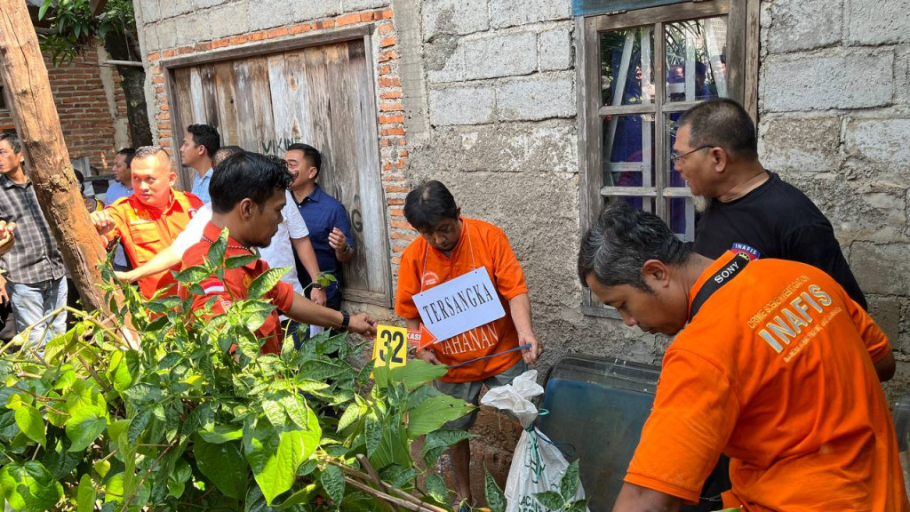 Tersangka DS, 61, memeragakan adegan ke-32 dalam pra-rekonstruksi di Ciketing Udik, Bantargebang, Bekasi. Antonio/Medcom.id