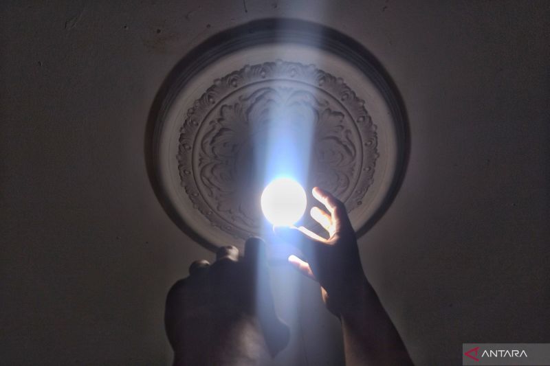 PLN Persero Unit Induk Distribusi Sumatra Selatan, Jambi, Bengkulu menyebutkan bahwa normalisasi listrik di wilayah itu kembali normal 100 persen usai terjadi blackout gangguan transmisi SUTT 275 kV Lubuklinggau - Lahat. (ANTARA/ M Imam Pramana)