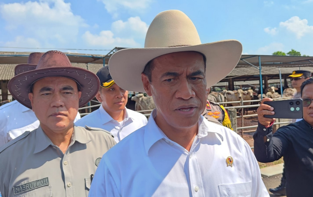 Menteri Pertanian, Andi Amran Sulaiman meninjau pabrik pakan penggemukan sapi di Kabupaten Tangerang.