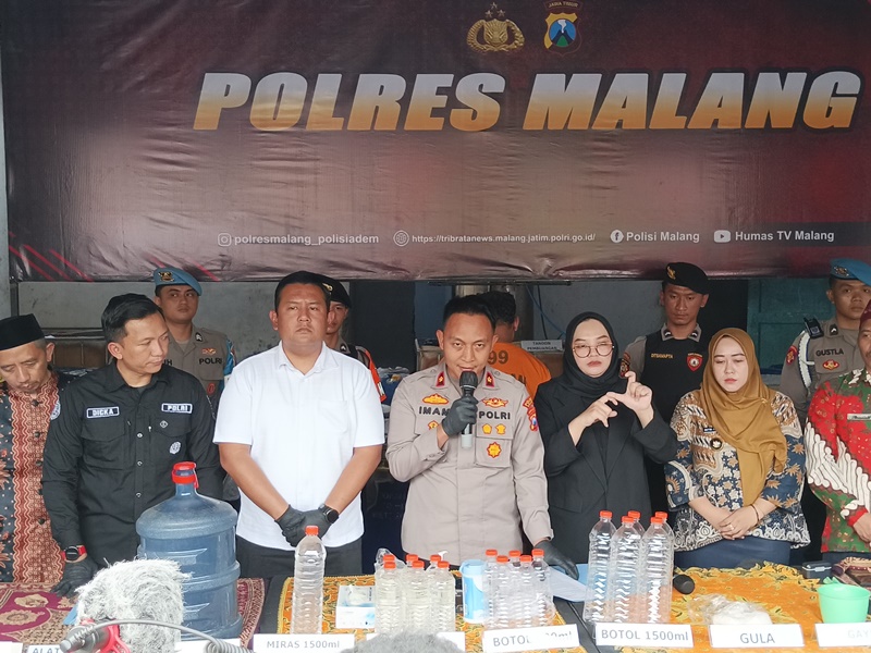 Konferensi pers di pabrik pembuatan arak trobas di Jalan Raya Kedungrejo Dusun Genitri, Desa Kedungrejo, Kecamatan Pakis, Kabupaten Malang. Medcom.id/Daviq Umar Al Faruq
