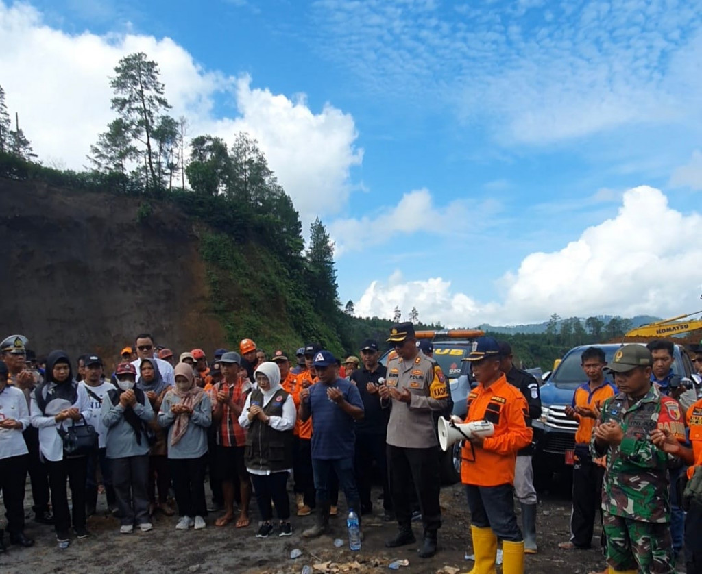 Doa bersama di area pertambangan pasir di Dusun Supit, Desa Pronojiwo, Kecamatan Pronojiwo, Kabupaten Lumajang, Jawa Timur, Rabu 5 Juni 2024. Dokumentasi/ Kominfo Lumajang.