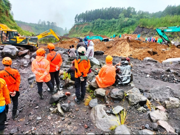 Pencarian Korban Tertimbun Longsor Lumajang Dihentikan Sementara