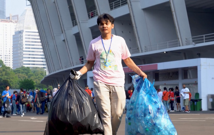 Jaga Semangat Laga Indonesia vs Irak, Bank Mandiri Ajak Suporter Bersih-bersih di SUGBK