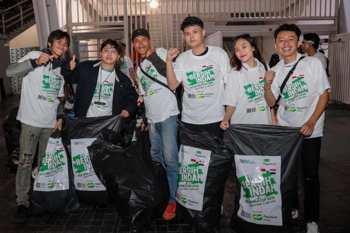 Salut! Pegadaian Ajak Pencinta Bola Bersih-bersih Stadion Usai Pertandingan Indonesia vs Irak