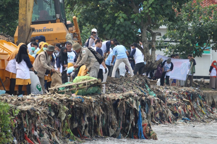 Warga Labuan Ikut Aksi Bersih Pantai Peringati Hari Lingkungan Hidup Sedunia
