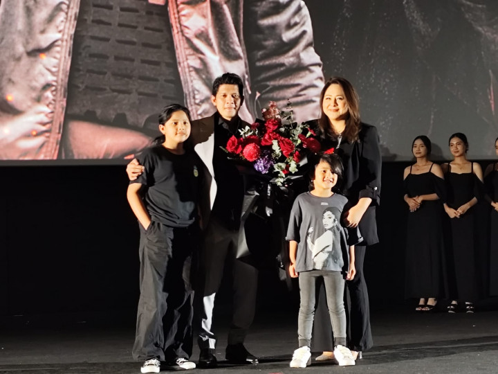 Diberi Penghargaan, Iko Uwais Hampir Menangis Teringat Mendiang Ayah