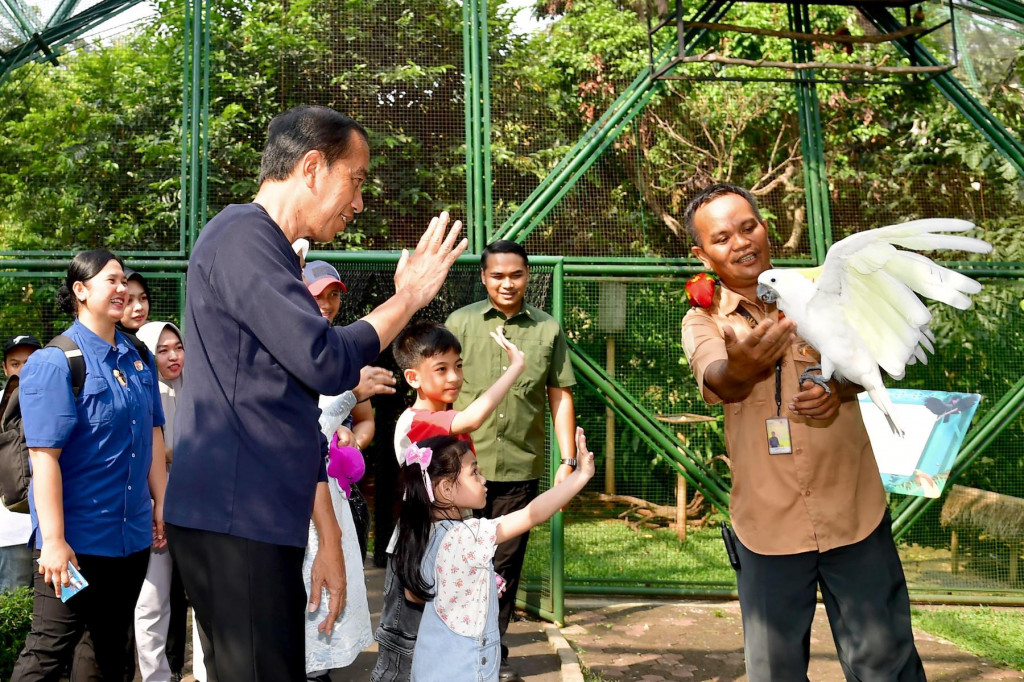 Akhir Pekan, Presiden Ajak Jan Ethes dan La Lembah ke TMII