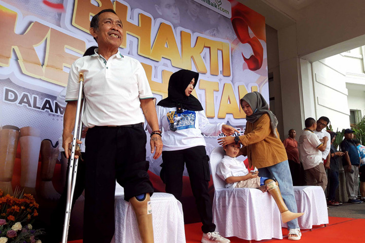 Polresta Malang Kota dan Kick Andy Foundation Serahkan Bantuan 37 Kaki Palsu