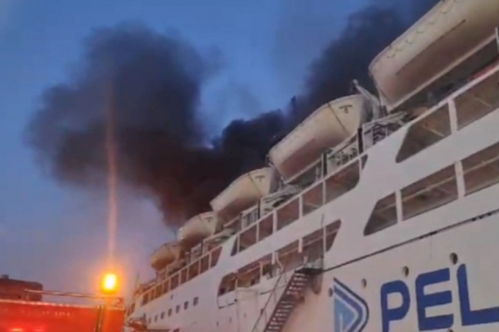 KM Umsini Terbakar saat Sandar di Pelabuhan Makassar