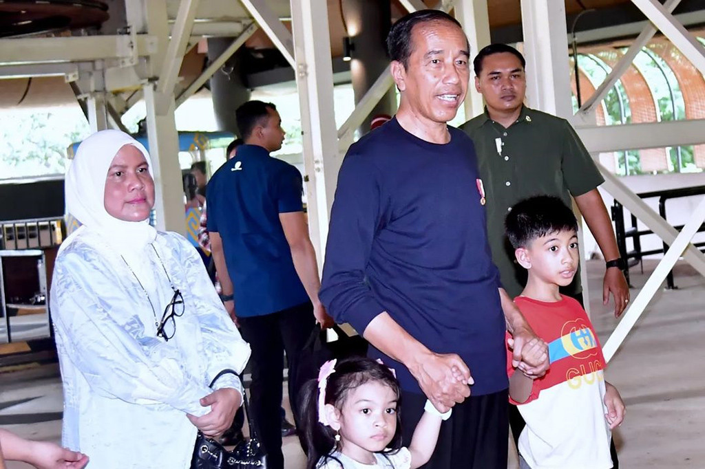 Momen Jokowi dan Ibu Iriana Ajak Cucu ke TMII