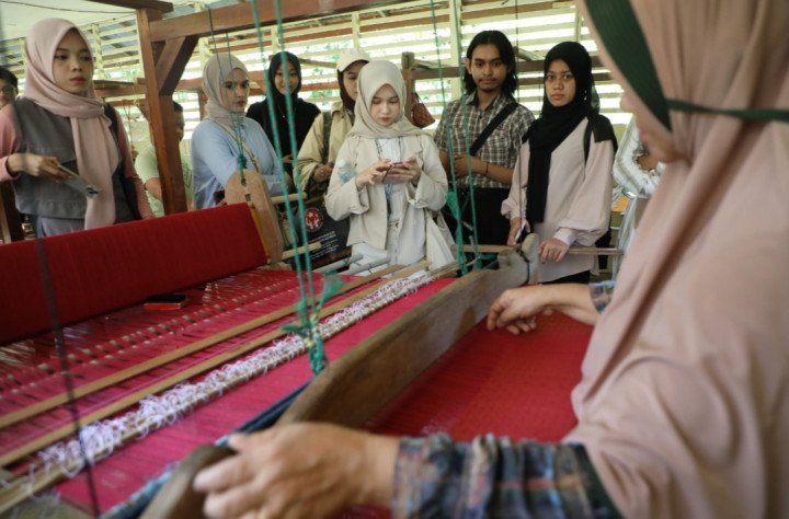 Amanah Ajak Desainer Muda Aceh ke Pabrik Produksi Kain