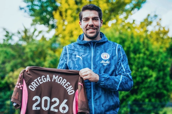 Ortega Ungkap Alasan Bertahan di Manchester City