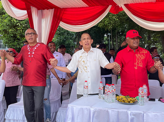 Ki-ka: Reza Valdo Maspaitella (Raja Rutong - Ketua Majelis Latupati Ambon), Ir. H. Said Assagaff (Gubernur Maluku 2014 - 2019), Brigadir Jenderal TNI (Purn.) Karel Albert Ralahalu (Gubernur Maluku 2003-2008, 2008-2013), (Foto: Dok. Istimewa)