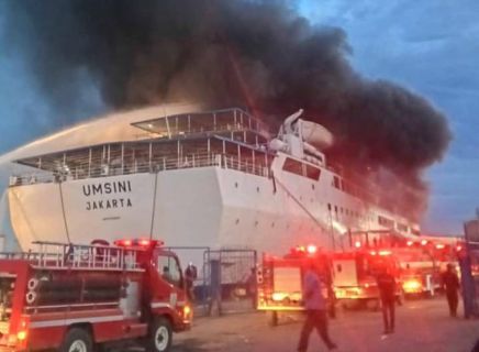 KM Umsini Tujuan Surabaya Terbakar saat Sandar
