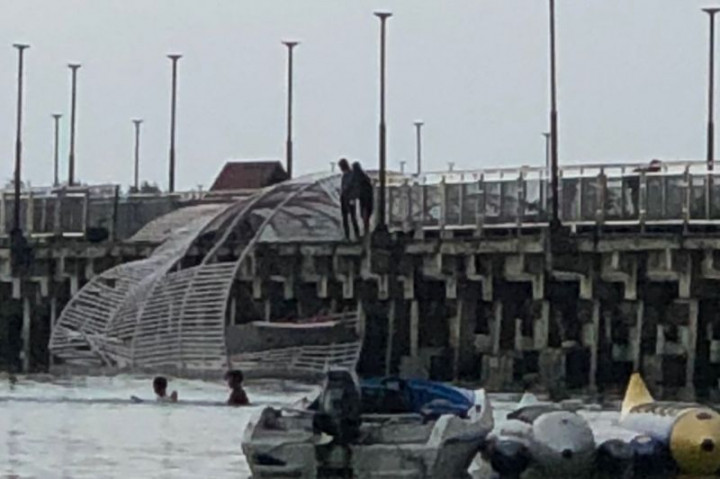 Ambruk, Atap Jembatan Cinta Pulau Tidung Langsung Diperbaiki