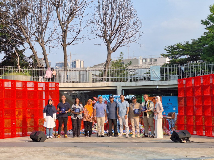 Edukasi Cinta Lingkungan lewat Instalasi Seni dari Limbah Plastik