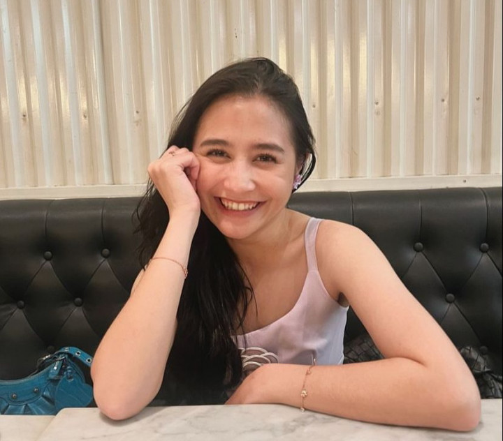 Orang Tua Pergi Haji, Prilly Latuconsina Minta Didoakan Temukan Jodoh