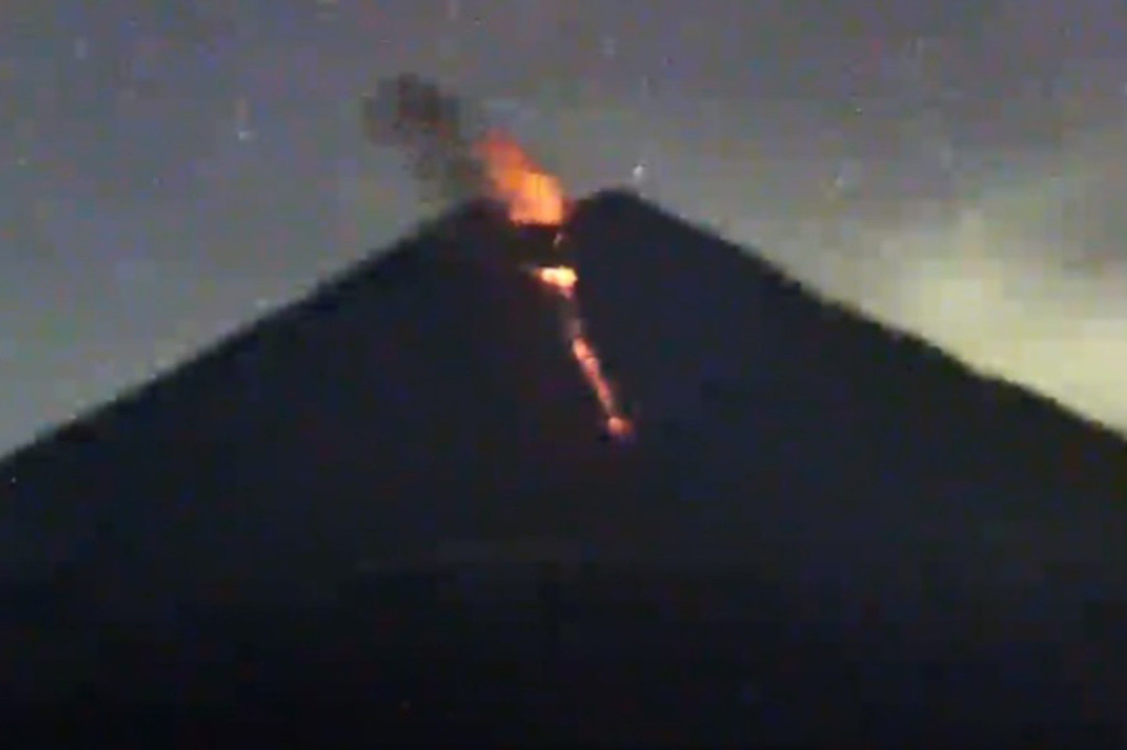 Gunung Semeru Erupsi Disertai Guguran Lava Pijar