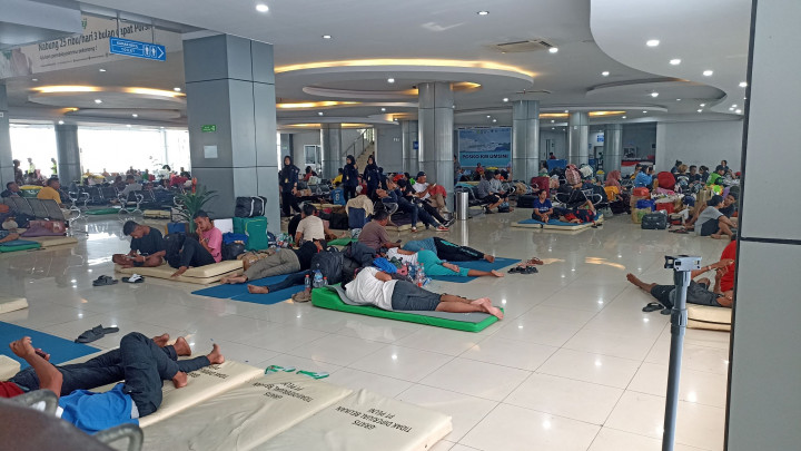 KM Umsini Terbakar, Ribuan Penumpang Masih Menunggu di Pelabuhan Makassar