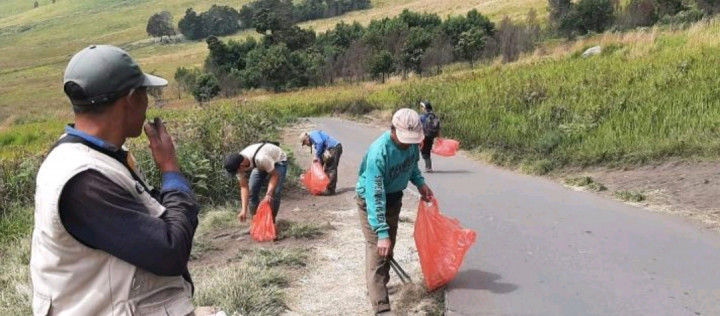 Petugas Temukan 250 Kilogram Sampah di Kawasan Wisata Bromo