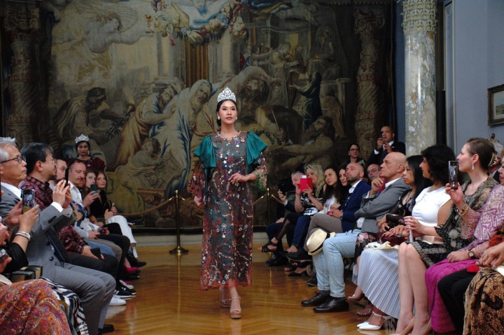 Koleksi Desain Indah Batik dan Songket RI Hadir di Fashion Show Italia