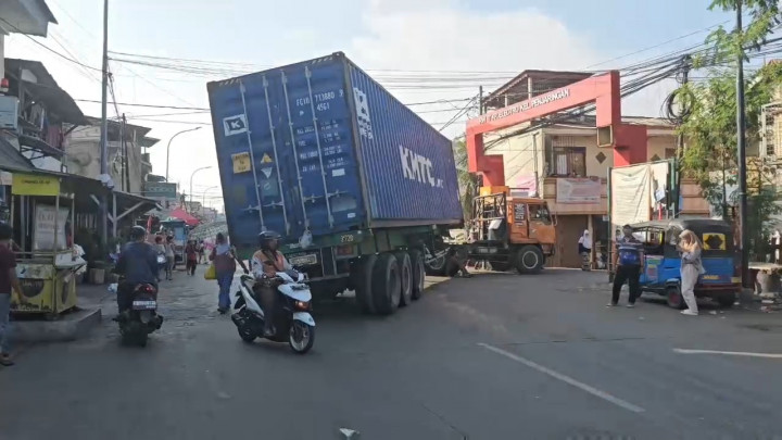 Kontainer Melintang Tutup Akses Jalan di Muara Baru
