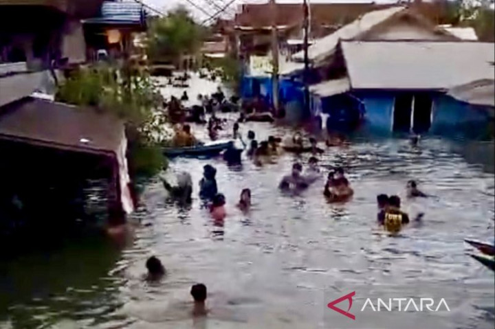 Sulit Dijangkau, Penyaluran Bantuan Korban Banjir di Tanah Bumbu Pakai Perahu