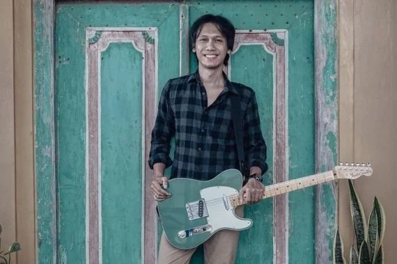 Lelang Gitar Eross Candra Laku Rp125 Juta, Langsung Disumbangkan ke Gaza