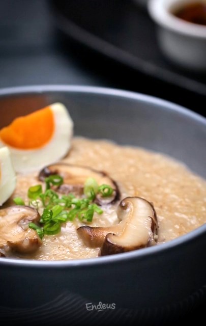 Simak cara buat bubur dengan tambahan jamur. (Foto: Dok. Endeus TV)