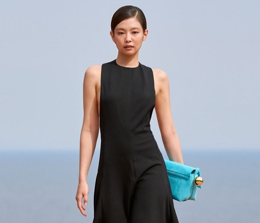 Jennie BLACKPINK di Pertunjukkan Jacquemus. (Foto: Dok. Instagram/@lofficielsingapore)