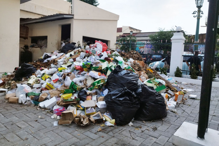 Menggunung, Sampah di Gedung DPRD DIY Sebulan Belum Diangkut