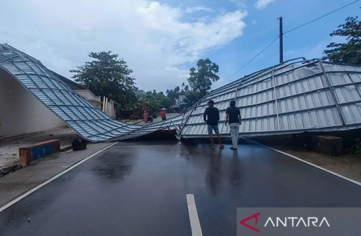 Atap Tribun Lapangan Bola Senilai Rp1,2 Miliar di Natuna Ambruk Diterjang Angin Kencang