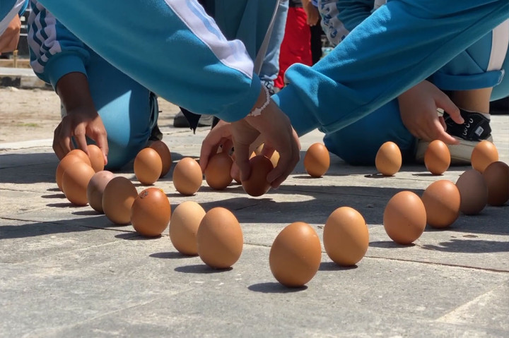 Telur Berdiri, Momen Langka Selalu Dinanti di Bangka Belitung