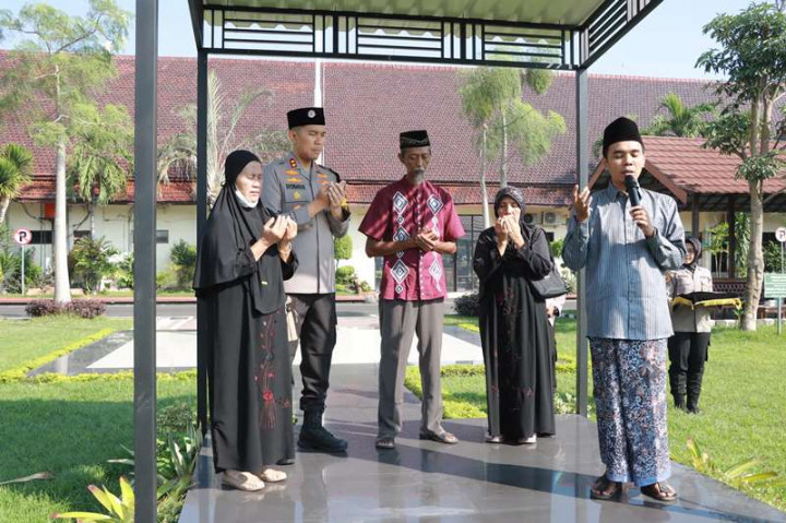 Ibu Briptu Rian Kenang Keseharian Sang Anak di Polres Jombang