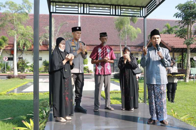 Caption: Keluarga korban polisi dibakar istri ikut doa bersama di Polres Jombang. (Istimewa)