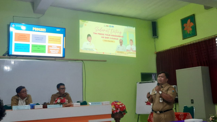 siAndung Esmaku SMPN 5 Kudus, Curhat <i>Bullying</i> Kini Semudah Menggerakkan Ujung Jari